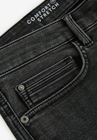 Jeans din denim negru cu un design elastic confortabil, buzunar frontal cu detalii cusute și accente din metal de culoare argintie.