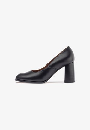 Decolletè nere in pelle con tacco alto, punta arrotondata e tacco a blocco texturizzato. Superficie liscia con dettagli di cucitura sui lati.