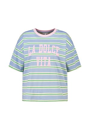 T-shirt à manches courtes rayé bleu et blanc avec des lignes vertes et un col rose, avec un texte rose "LA DOLCE VITA" au centre devant.