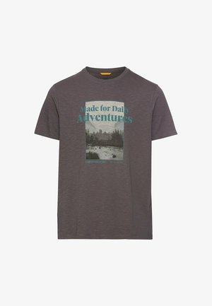 Graues T-Shirt mit kurzen Ärmeln, das einen grafischen Druck einer Landschaftsszene mit dem Text "Für tägliche Abenteuer gemacht" in Blaugrün zeigt. Weicher Stoff.