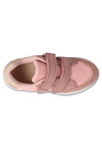 Różowe buty sportowe wykonane z siatkowych i zamszowych materiałów, z podwójnymi paskami na rzepy, wyściełanym wnętrzem i teksturowaną podeszwą.