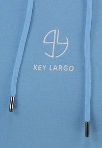 Felpa blu chiaro con logo frontale con testo "KEY LARGO", tessuto testurizzato e lacci cappuccio con punte metalliche.