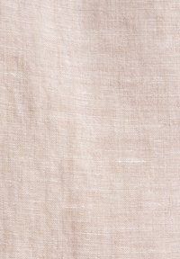 Linnen stof in een lichte beige kleur met een subtiele, gestructureerde weving. Het oppervlak heeft een natuurlijke, rustieke uitstraling met onregelmatige vezels.