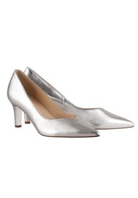Paire d'escarpins argentés à bout pointu, avec talons fins de hauteur moyenne et finition en cuir lisse, placés côte à côte sur fond blanc.