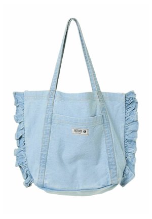 Svetlomodrá denimová taška so skladanými stranami, predným vreckom a značkovou etikietou FatFace na bielom jednoduchom pozadí.