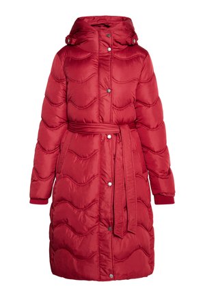 Abrigo acolchado rojo largo con capucha, botones a presión, bolsillos laterales, puños de canalé y un cinturón a juego atado en la cintura.