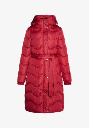 Longue doudoune matelassée rouge avec capuche, boutons-pression, poches latérales, poignets côtelés et une ceinture assortie nouée à la taille.
