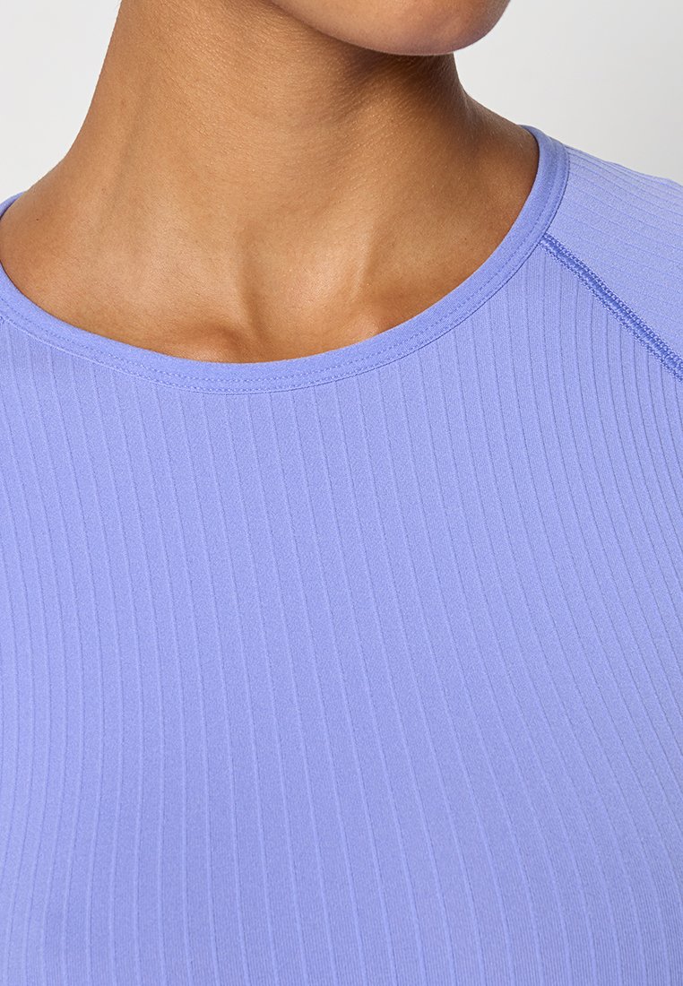 Helles lavendelripp-Oberteil mit rundem Ausschnitt. Verfügt über strukturierter Stoff und verstärkte Nähte für Langlebigkeit.