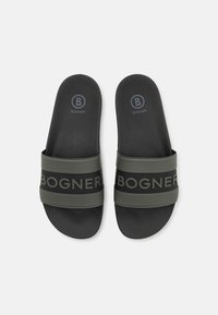 Sandale negre cu talpă din material texturat, având bretelelate verzi, embosate cu "BOGNER" scris cu litere mari negre deasupra.