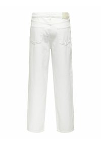 Pantalones de mezclilla blancos de pierna ancha con una cintura alta, que cuentan con dos bolsillos traseros y detalles de costura mínimos. Textura suave, acabado limpio.