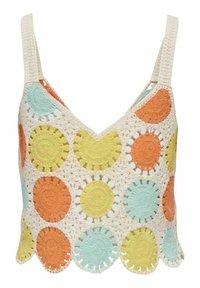 Top cortado de crochet con escote en V y dobladillo con ondas, que presenta motivos circulares en naranja, amarillo y azul claro sobre un fondo crema.