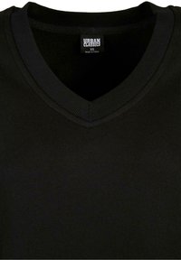 Czarny T-shirt z dekoltem w serek, wykonany z miękkiej tkaniny; posiada prążkowany dekolt i jest marką Urban Classics, rozmiar XS. Gładka faktura.