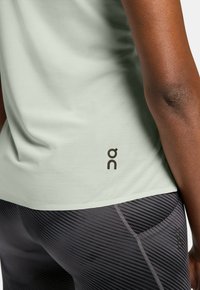On PERFORMANCE TANK - Top - cobble   glacier