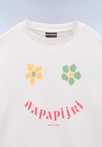 Λευκό φούτερ με γραφικά κίτρινων και πράσινων λουλουδιών πάνω από κόκκινο κείμενο «NAPAPIJRI» και «Make Your Mark» σε καμπύλο σχέδιο.