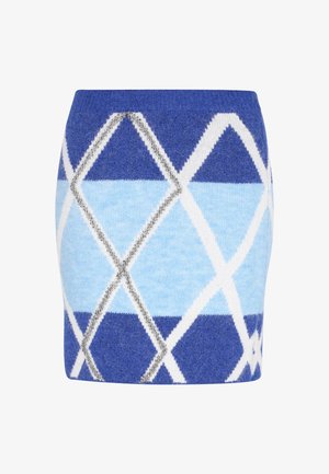 Kék kötött mini szoknya gyémánt mintával, változó árnyalataival a kéknak, fehér és szürke kiegészítőkkel, texturált puha anyagból.