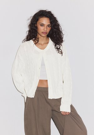 Stradivarius Strickjacke - white