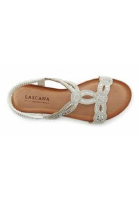Zilverkleurige sandalen met een bruine voetbed, featuring een gevlochten band, opvallende patronen en elastische accenten voor comfort.