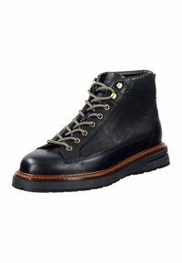 Černá kožená kotníková bota s texturovanými panely, zlatými detaily a polstrovanou podrážkou. Obsahuje robustní šněrovací design a hnědé akcenty.