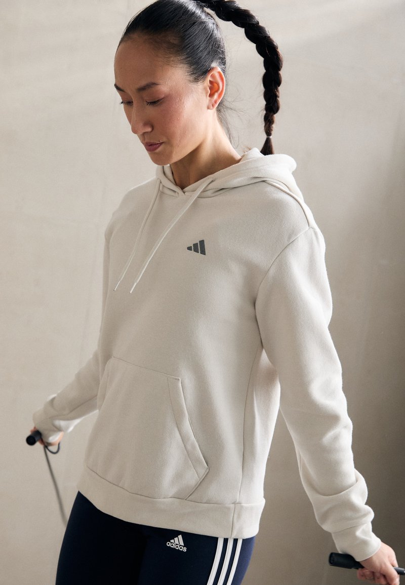 adidas Sportswear ESSENTIALS SMALL LOGO FEEL COZY HOODIE - Sweatshirt com capuz - alumina