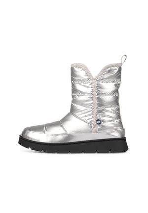Zilveren, puffy enkelboot met een gestructureerd oppervlak, witte bies en zwarte rubberen zool. Heeft een achterste trekband en opvallende stiknaadaccents.
