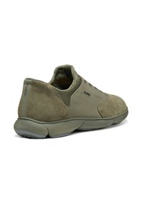 Sneaker verde in suede e mesh con design a carcassa bassa, dettagli testurizzati, sistema di allacciatura elastica e suola in gomma ammortizzata.