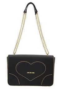 Černá kabelka z umělé kůže se zlatým řetízkem, srdcového tvaru, zvýrazněná zlatými hroty a logem "LOVE MOSCHINO" na přední straně.