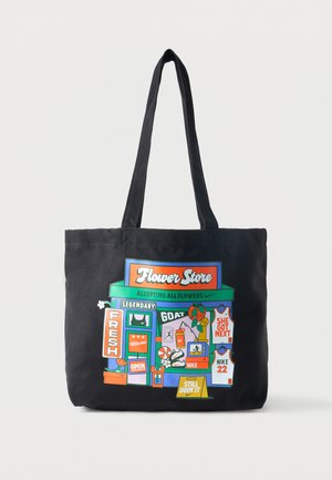 Bolsa tote negra con una ilustración colorida de una tienda con "Flower Store", camisetas deportivas, flores y la marca Nike con las frases "Fresh" y "Still Do It."