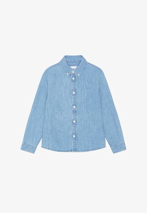 Jasnoniebieska koszula dżinsowa z długimi rękawami, kołnierzykiem na guziki, zapięciem na guziki z przodu oraz haftowanym logo na piersi. Gładka faktura.