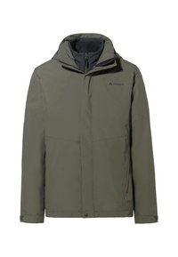 Veste imperméable vert olive avec fermeture éclair à l'avant, capuche ajustable et deux poches latérales. Présente un logo sur la poitrine et une texture lisse.
