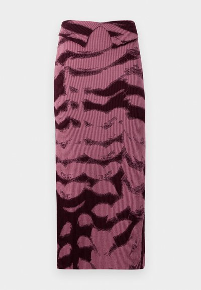 Knit ceruza szoknya rózsaszín és bordó árnyalatokban, bordázott textúrával és absztrakt mintával. Magas derék, diszkrét csavarral.