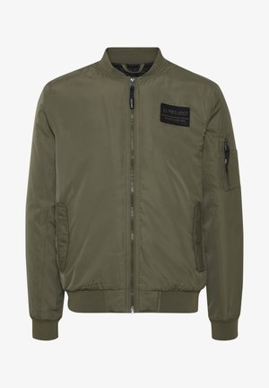 Oliven grønn bomberjakke med glidelås, ribbede mansjetter og nederkant, sidelommer og en liten svart lapp på brystet med logodetaljer.