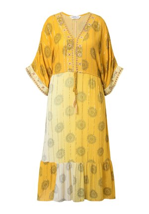 Geel knielang jurkje met een V-hals en grote mouwen, versierd met zilveren bloemenpatronen en gouden accenten, een strik taille en een gerimpelde zoom.