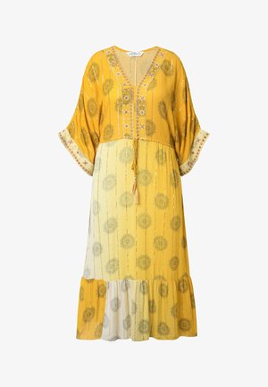 Geel knielang jurkje met een V-hals en grote mouwen, versierd met zilveren bloemenpatronen en gouden accenten, een strik taille en een gerimpelde zoom.