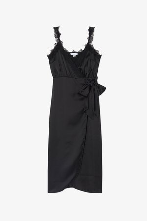 Mustast satiinkleit, millel on pitsaktsendid õlalintidel, ümbrise disain ja dekoratiivne külgsite. Pehme tekstuur, põlvekõrgune äär.