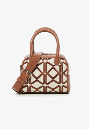 Kleine handtas van beige canvas met een bruin geometrisch patroon, voorzien van stevige leren handvatten en een verstelbare schouderriem. Accenten in vergulde kleur.