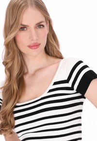Zwart-wit gestreept topje, geribbelde textuur, korte mouwen, brede ronde hals, aangesloten pasvorm, contrasterende effen zwarte accenten op de mouwen.