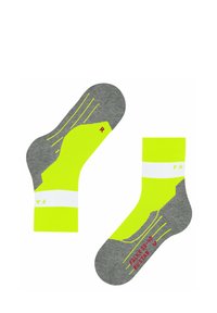 Graue und neon-gelbe Socken mit einem gerippten Bündchen, das ein weißes Band und rote Buchstaben aufweist. Entworfen mit geometrischen Mustern an den Seiten.