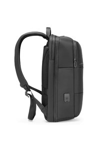 Mochila negra con un diseño elegante, que cuenta con una superficie texturizada, panel trasero acolchado, correas de malla y un compartimento con cremallera en el lado.