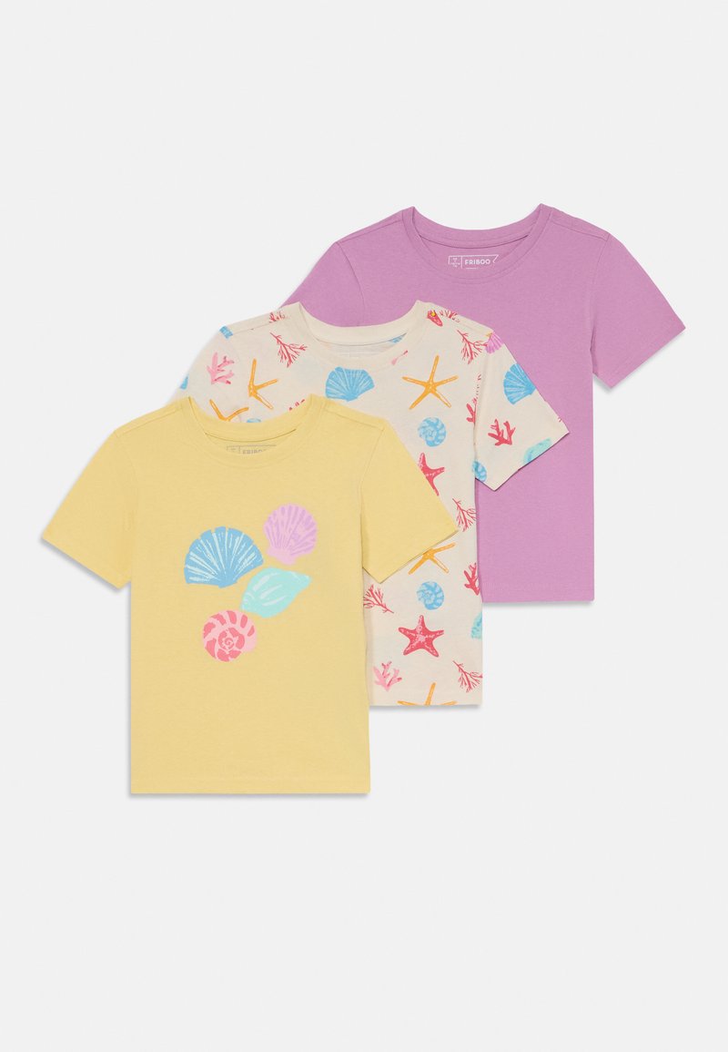 Tre kortärmade T-shirts: gul med snäcktryck, krämfärgad med färgglada havsmotiv och enfärgad ljuslila. Material i bomull, standard passform.