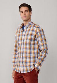 Camisa de button-up con cuello y un patrón de cuadros multicolores que presenta azul, naranja y amarillo, hecha de una tela ligera.