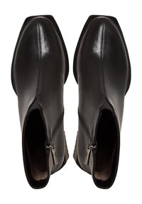 Stivali neri in pelle fino alla caviglia con punta affilata, cerniere laterali e texture liscia. Presentano una silhouette elegante e un design minimalista.