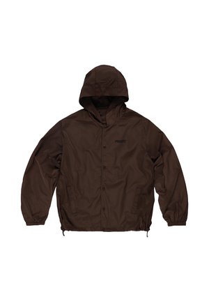 Brązowa kurtka z kapturem, z guzikami na przodzie, elastycznymi mankietami, bocznymi kieszeniami i logo "PROSTO" na lewej piersi.