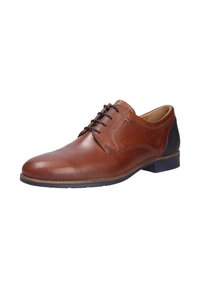 Chaussure en cuir marron avec un design perforé à l'avant, tige lisse, accent noir au talon et fermeture à lacets. Semelle plate et forme classique.