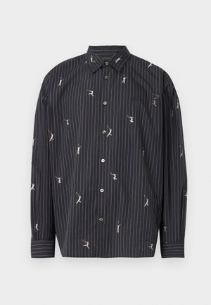 Camisa negra de botones con rayas, que presenta pequeñas figuras atléticas blancas en diversas posturas, confeccionada con tela suave y con cuello y puños estructurados.