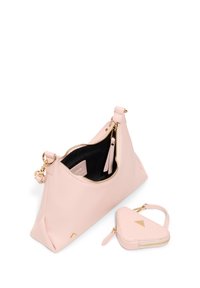 Sac à main en cuir rose avec une fermeture éclair dorée et un intérieur noir. Comprend un petit porte-monnaie triangulaire avec un accent doré. Les deux ont une texture lisse.