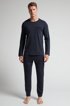 Marineblaue Langarmbluse mit Tasche, kombiniert mit passenden tapered Hosen. Hergestellt aus weichem Stoff, mit Rundhalsausschnitt und subtiler Textur.