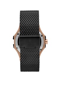 Cinturino in rete nero con cassa in oro rosa e argento. Presenta una chiusura con il marchio Maserati e una corona prominente sul lato.