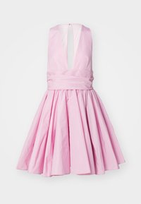 Robe sans manches rose avec un décolleté en V profond, taille froncée et jupe évasée. Fabriquée à partir d'un tissu lisse, elle comporte une fermeture éclair discrète à l'arrière.