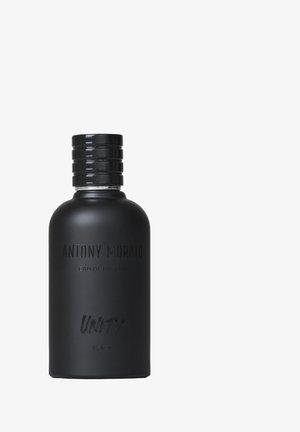 Matte zwarte glazen fles met een getextureerde, geribbelde dop. Voorzien van reliëftekst: "ANTONY MORATO" en "UNITY BLACK." Strakke ronde vorm.