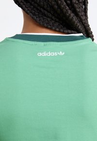 adidas Originals BABY TEE - Marškinėliai su spaudiniu - preloved green